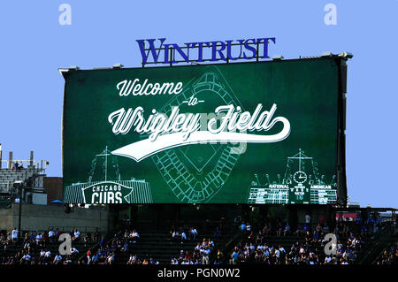 Chicago's MLB baseball stadio Wrigley Field è dove il Chicago Cubs giocare a baseball. Night game Cubs vs Cincinnati Reds. Foto Stock