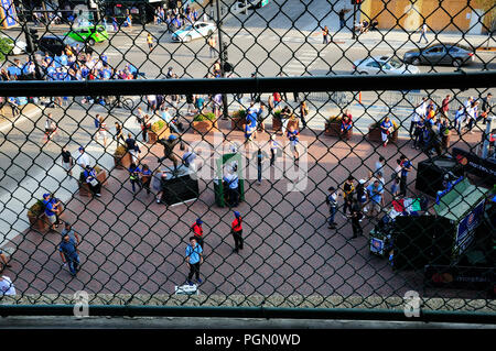 Chicago's MLB baseball stadio Wrigley Field è dove il Chicago Cubs giocare a baseball. Night game Cubs vs Cincinnati Reds. Foto Stock