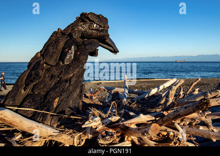 Raven - Driftwood Arte da Paul Lewis - Esquimalt Laguna, Victoria, Isola di Vancouver, British Columbia, Canada Foto Stock