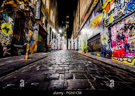 Hosier Lane, Melbourne, Arte di strada, di notte lunga esposizione Foto Stock