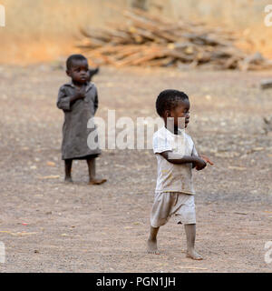 DAGOMBA VILLAGE, GHANA - Jan 14, 2017: Dagomban non identificato i bambini a piedi nel villaggio locale. Dagombas sono gruppo etnico del nord del Ghana Foto Stock