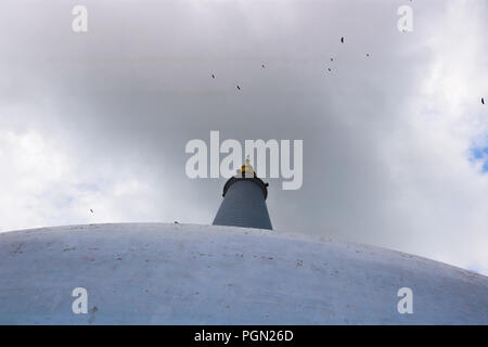 Uccelli in volo sopra il tempio Ruwanwelisaya Foto Stock