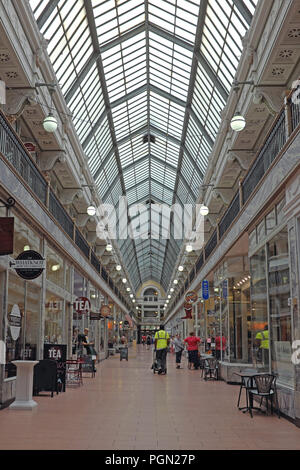 Il Colonial Arcade, completato nel 1898, è uno storico piscina galleria shopping nel centro cittadino di Cleveland, Ohio, USA. Foto Stock