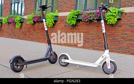 "Bird" scooter stand abbandonato su un marciapiede in downtown Cleveland, Ohio, USA nel mese di agosto 2018. Foto Stock