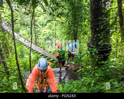 Tra le linee di zip. Foto Stock