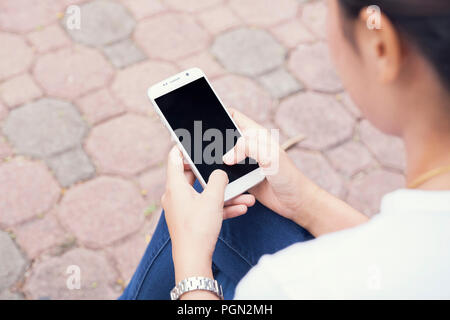 La mobilità e lo stile di vita moderno concetto: giovane donna al parco. Foto Stock