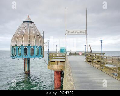 Zingst Germania - 25 Gennaio 2018: Arte e attrazione sull'seebruecke in legno - ponte sul mare nel Mar Baltico. Penisola Darss Fischland-Darss-Zingst germe Foto Stock