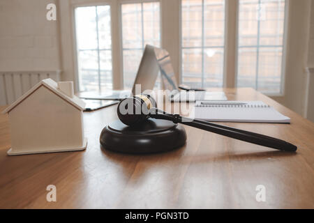 Giudice martello & house modello in aula. diritto immobiliare e proprietà concetto di aste Foto Stock