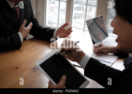 Imprenditore a parlare con il candidato per il colloquio di lavoro. manager ascoltare la risposta ricorrente. job seeker spiegando la sua prestazione al datore di lavoro presso la società Foto Stock