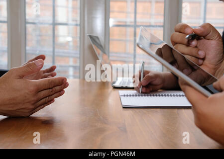 Imprenditore a parlare con il candidato per il colloquio di lavoro. manager ascoltare la risposta ricorrente. job seeker spiegando la sua prestazione al datore di lavoro presso la società Foto Stock