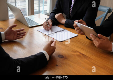 Imprenditore a parlare con il candidato per il colloquio di lavoro. manager ascoltare la risposta ricorrente. job seeker spiegando la sua prestazione al datore di lavoro presso la società Foto Stock