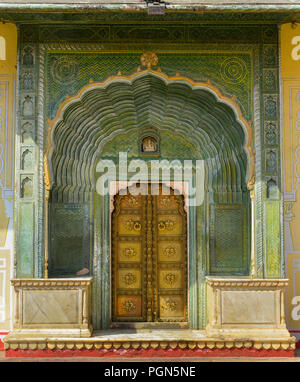 Colorate di gate Pritam Niwas Chowk del palazzo di città a Jaipur, India. Foto Stock