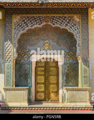 Colorate di gate Pritam Niwas Chowk del palazzo di città a Jaipur, India. Foto Stock