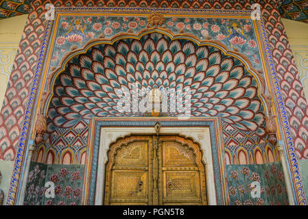 Colorate di gate Pritam Niwas Chowk del palazzo di città a Jaipur, India. Foto Stock