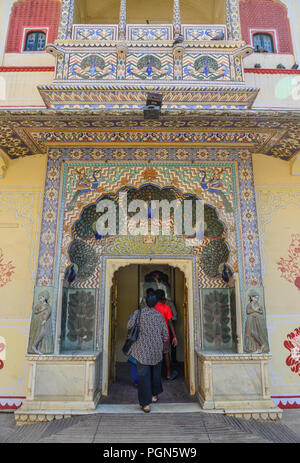 Jaipur, India - il Nov 2, 2017. Persone locali visitare il colorato gate di Pritam Niwas Chowk del palazzo della città. Jaipur, India. Foto Stock