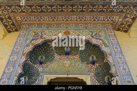 Colorato Peacock Gate di Pritam Niwas Chowk del palazzo di città a Jaipur, India. Foto Stock