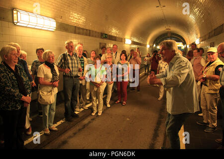 Visite guidate-Tour nel vecchio tunnel Elba, San Pauliu, dal porto di Amburgo, Germania, Europa Foto Stock