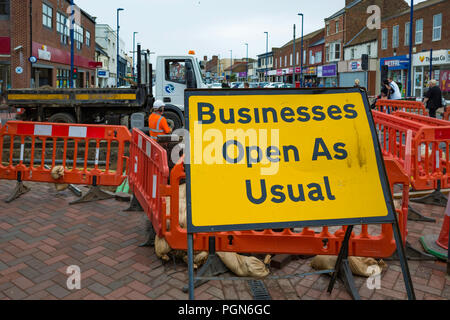 Attività come di consueto segno in una zona pedonale High Street bloccato da importanti opere stradali Foto Stock