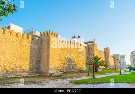 La città enorme parete con piccole torri intorno alla vecchia Medina di Sousse, Tunisia. Foto Stock