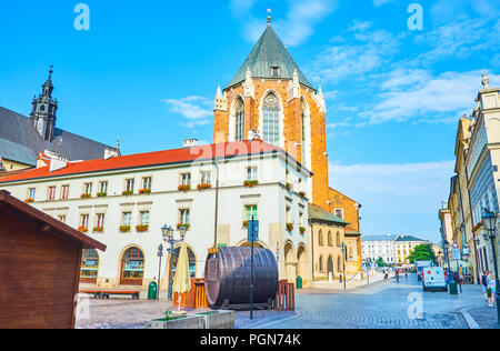 Cracovia in Polonia - Giugno 11, 2018: temporanea stalli in legno situato su una piccola piazza del mercato durante le fiere tradizionali, il 11 giugno a Cracovia. Foto Stock