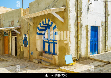 Il blu-bianco arabo ad arco porta di casa nella Medina di Sousse, Tunisia. Foto Stock