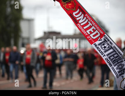 I fan di arrivare al di fuori del terreno prima della Premier League a Old Trafford, Manchester. Foto Stock