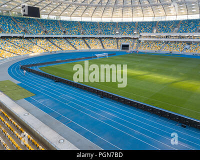 Kiev, Ucraina - 19 luglio, 2018. La NSC Olimpiysky - la parte interna con un campo di calcio, tribune e tapis roulant. Foto Stock