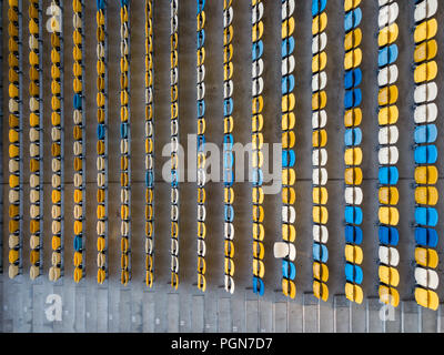 Kiev, Ucraina - 19 luglio, 2018. Vista superiore del vuoto azzurro e giallo posti a sedere su un tribune del NSC Olimpiysky prima della partita di calcio. Foto Stock