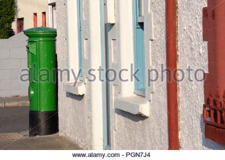 Un verde Irish postbox nella luce del sole su un agosto sera come chiusure in irlandese rurale uffici postali sono annunciati Foto Stock