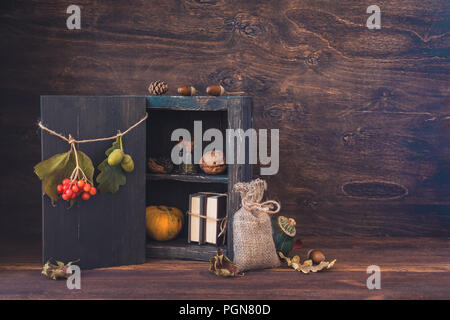 Tintura di piccole bottiglie, ghiande, dadi, foglie, zucche, una pila di libri, autunno, halloween proveniente cartolina concetto, tonica Foto Stock
