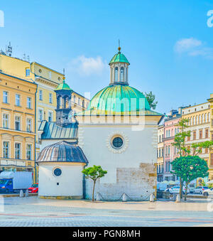 La piccola chiesa di San Wojciech situato in corrispondenza del bordo del Mercato Principale Sqaure sull'inizio della famosa Grodzka Street, Cracovia in Polonia Foto Stock