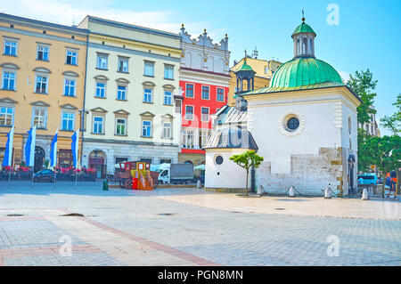 Cracovia in Polonia - Giugno 11, 2018: Chiesa di San Wojciech è una delle più antiche chiese della città, stando in piedi in un angolo della piazza principale del mercato, su Foto Stock