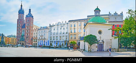 Cracovia in Polonia - Giugno 11, 2018: Panorama della bella ensemble di Rynek Glowny (mercato principale Sqaure) con la Chiesa di San Wojciech e alta Bazylica Mari Foto Stock