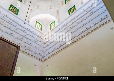 KAIROUAN, TUNISIA - Agosto 30, 2015: rilievo calligrafia Araba in sala da preghiera di Zaouia di Sidi Amor Abbada, il mausoleo medievale nella Medina per Augu Foto Stock