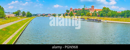 Vista panoramica su entrambe le rive del fiume Vistola nel centro di Cracovia con un bellissimo castello di Wawel sullo sfondo, Polonia Foto Stock