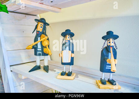 Il piccolo figurine di ebreo Hasidic musicisti sono la multa souvenir del quartiere Kazimierz di Cracovia, in Polonia Foto Stock