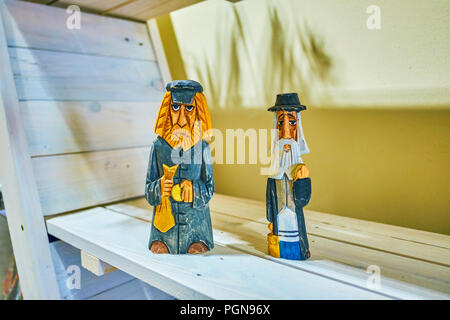 Il souvenir giocattoli di due vecchi ebrei sono in vendita nel piccolo negozio di souvenir in Kazimierz di Cracovia in Polonia Foto Stock