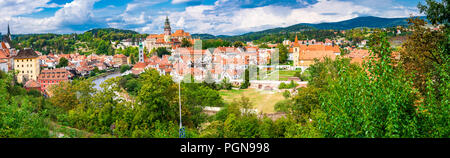 Panorama della città di Český Krumlov nella Repubblica Ceca. Il suo centro storico, centrato attorno al Český Krumlov castello. Foto Stock