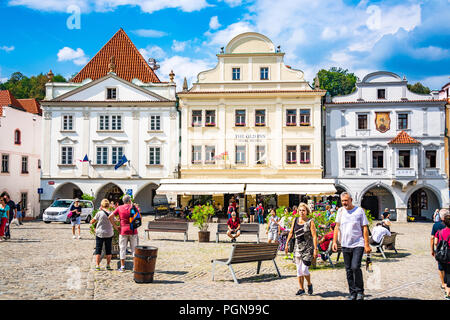 Piazza principale della città di Český Krumlov è circondato da numerosi edifici colorati che rendono questa una pittoresca area della città. Repubblica ceca. Foto Stock