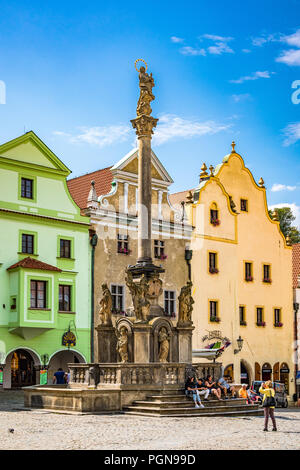 La fontana nella piazza principale di Český Krumlov, Repubblica Ceca Foto Stock