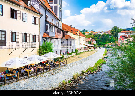 Il Valta fiume scorre attraverso il centro storico della bella Český Krumlov nella Repubblica Ceca. Foto Stock