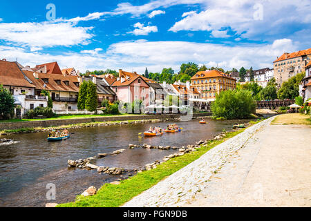 Rafting sul fiume Moldava. Il fiume Moldava corre attraverso il centro storico della bella Český Krumlov nella Repubblica Ceca. Foto Stock