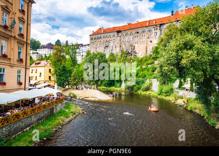 Rafting sul fiume Moldava. Il fiume Moldava corre attraverso il centro storico della bella Český Krumlov nella Repubblica Ceca. Foto Stock