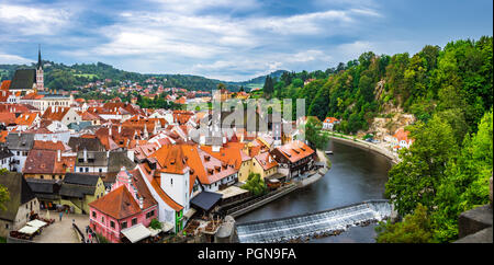 Il Valta fiume scorre attraverso il centro storico della bella Český Krumlov nella Repubblica Ceca. Foto Stock