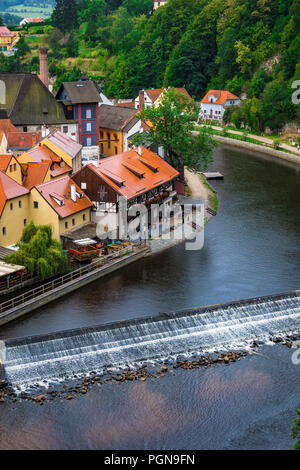 Il Valta fiume scorre attraverso il centro storico della bella Český Krumlov nella Repubblica Ceca. Foto Stock