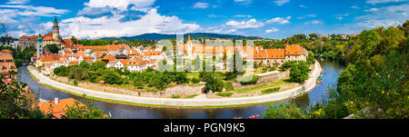 Panorama di Český Krumlov nella Repubblica Ceca. Il suo centro storico, centrato attorno al Český Krumlov castello. Foto Stock