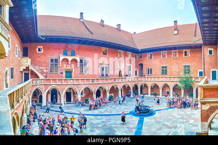 Cracovia in Polonia - 11 giugno 2018: il cortile medievale del Collegium Maius dell Università Jagellonica ci stupisce con la portata del pensiero architettonico, o Foto Stock