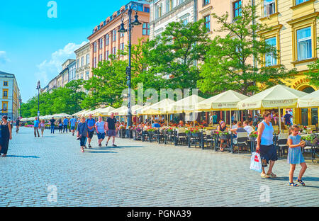 Cracovia in Polonia - Giugno 11, 2018: estate terrazze dei ristoranti sulla piazza principale del mercato sono il posto migliore per avere un pranzo e bevande fresche durante ho Foto Stock