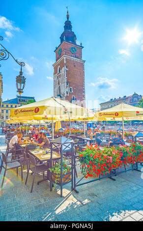 Cracovia in Polonia - Giugno 11, 2018: gustosa cucina locale e ottima vista dalla terrazza esterna sono il valore principale di caffè nella piazza principale del mercato, il 11 giugno Foto Stock