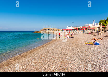 RHODES, Grecia - 13 Maggio 2018: vista del Elli beach, la spiaggia principale della città di Rodi. La Grecia Foto Stock